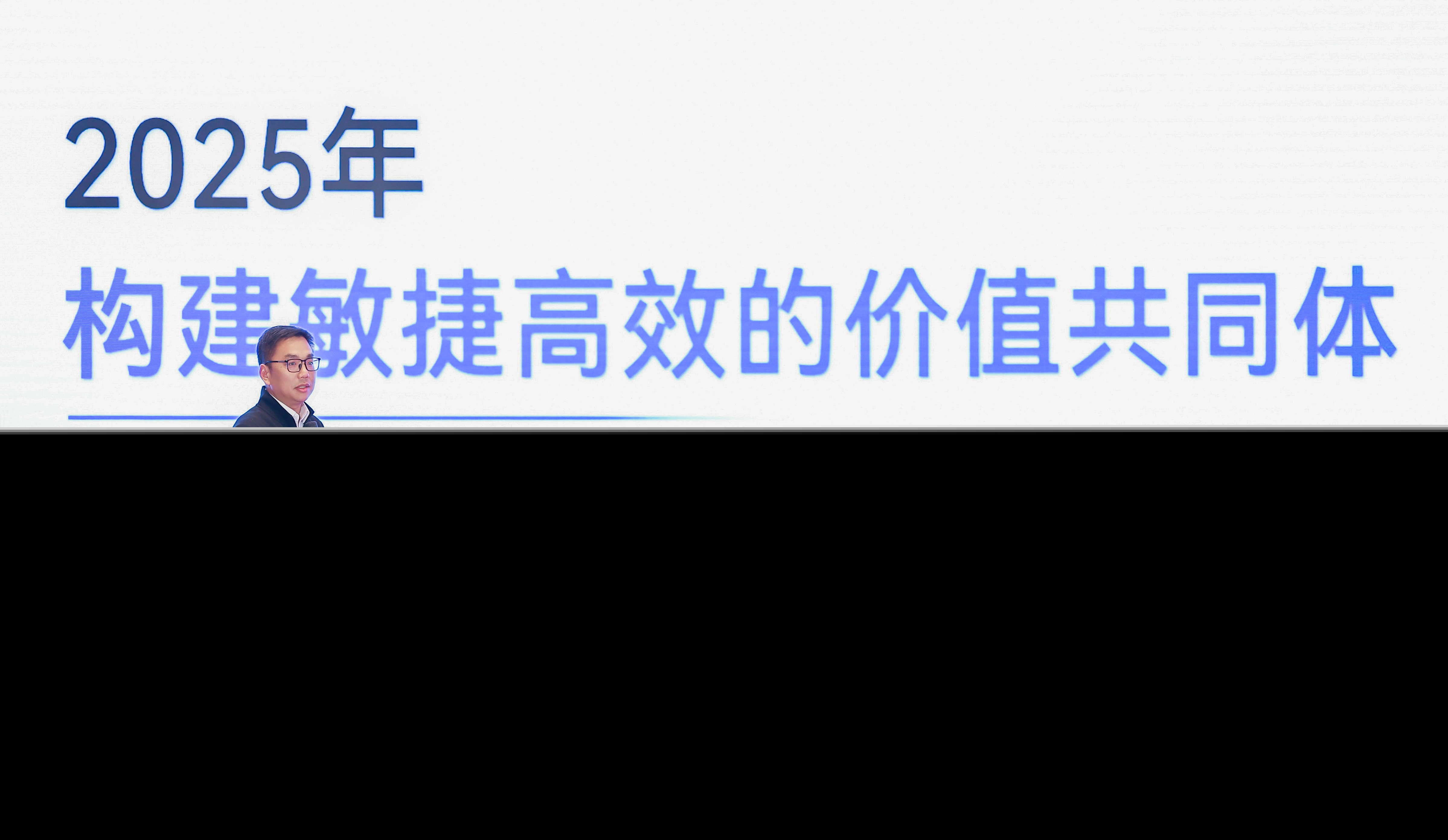 閃攀機(jī)器人線(xiàn)下揭幕